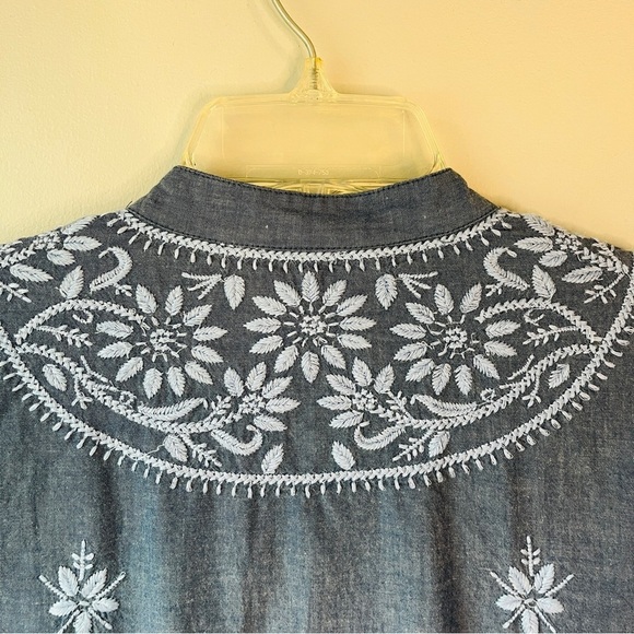🏷️ 2/$20 Soft Surroundings Chambray Embroidered Tunic Top - Picture 5 of 11